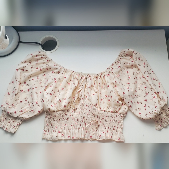 2/$20 | ROMWE Ditsy Floral Crop Top - Picture 4 of 7